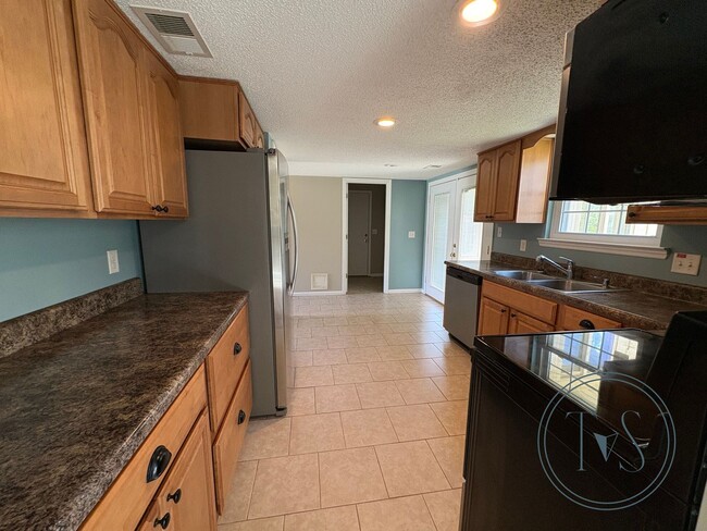 Building Photo - MOVE IN SPECIAL: $500 OFF 1ST MONTH'S RENT!**