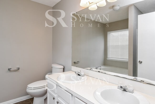 Building Photo - This home exudes a cheerful and welcoming ...