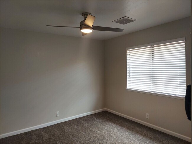 Building Photo - 612 W Graaf Ave