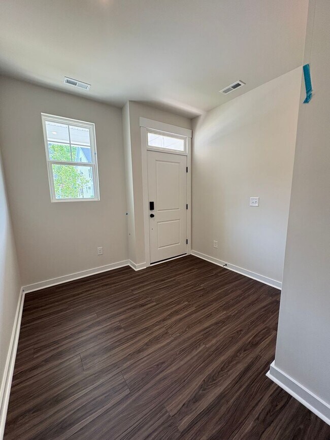 Building Photo - Beautiful End Unit Townhome in Griffith Lakes
