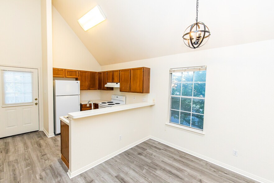 Dinette - 3001 Whisper Oaks Ln