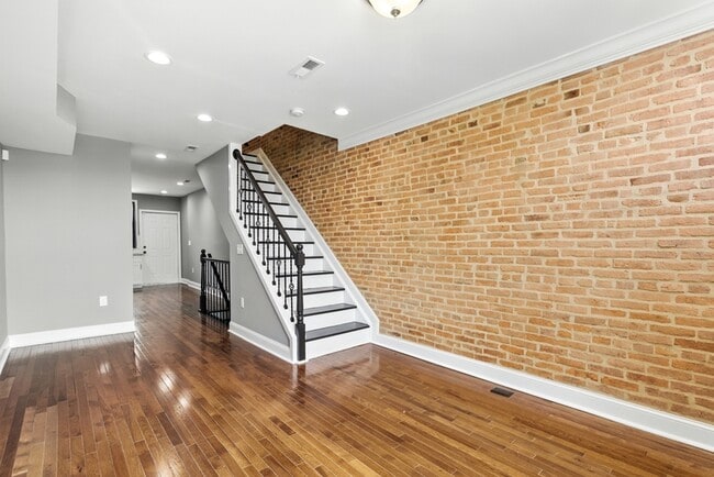 Building Photo - 2220 Henneman Ave