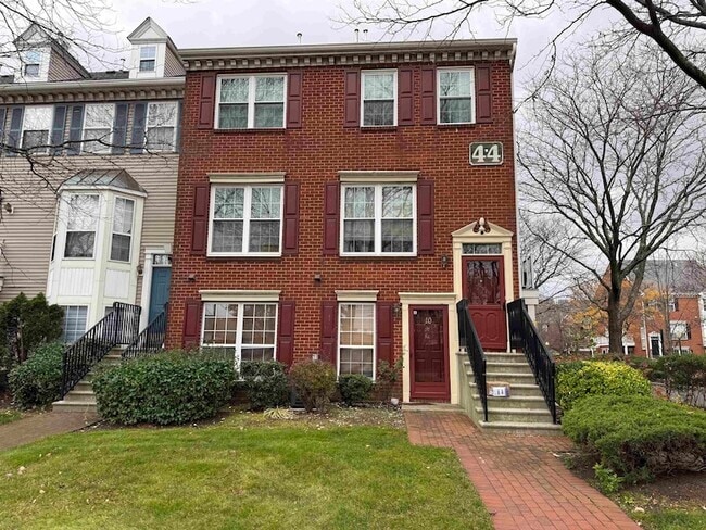 Primary Photo - 10 Society Hill Dr N