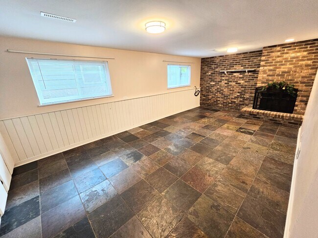 Building Photo - 711 E Main St