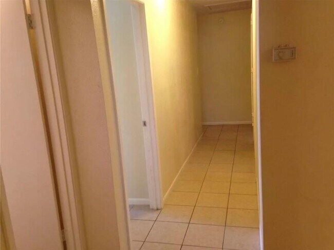 Building Photo - 208 NW River Rd