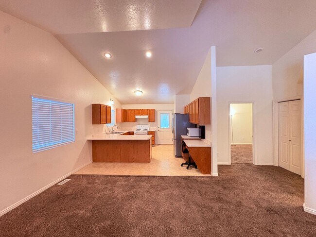 Building Photo - 334 W Mountain View Dr