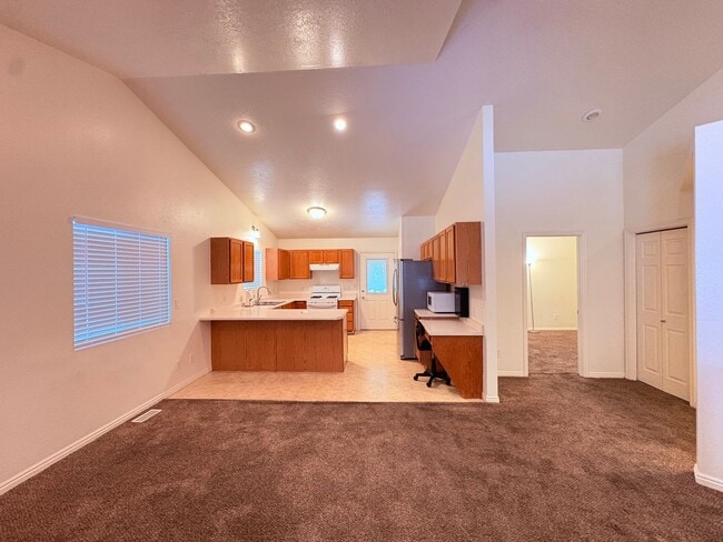 Building Photo - Large Family Home Cedar City!!