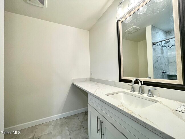 Building Photo - 11 Poplar Dr