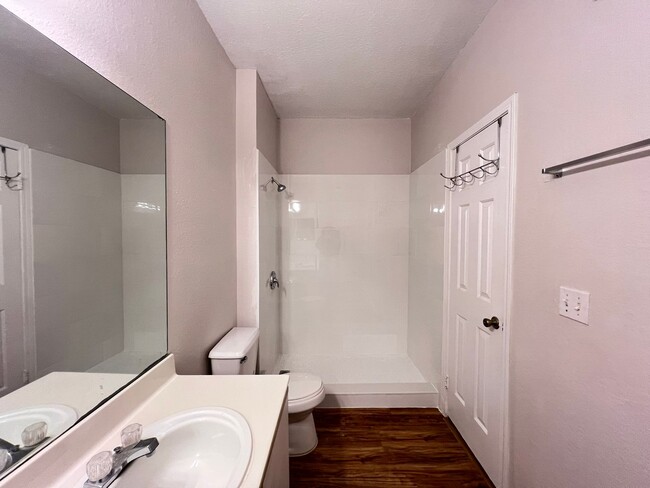 Building Photo - Spacious 1/1 condo!