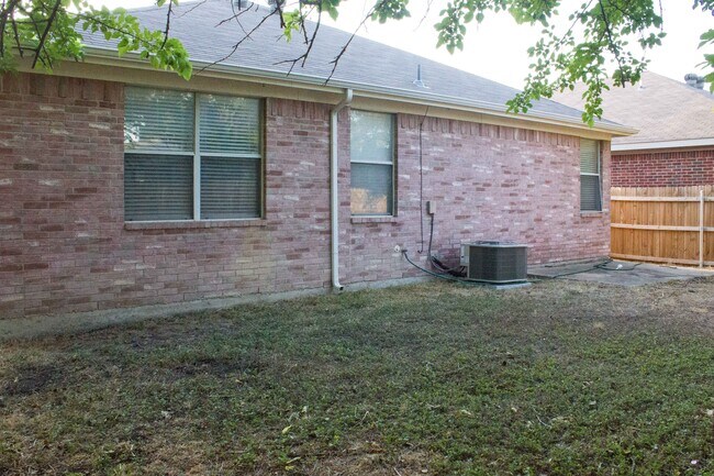 Building Photo - 7212 Park Creek Cir W