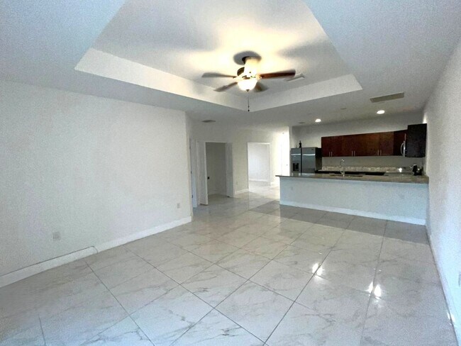 Building Photo - Great Location-Large 2/2/1 + DEN Duplex