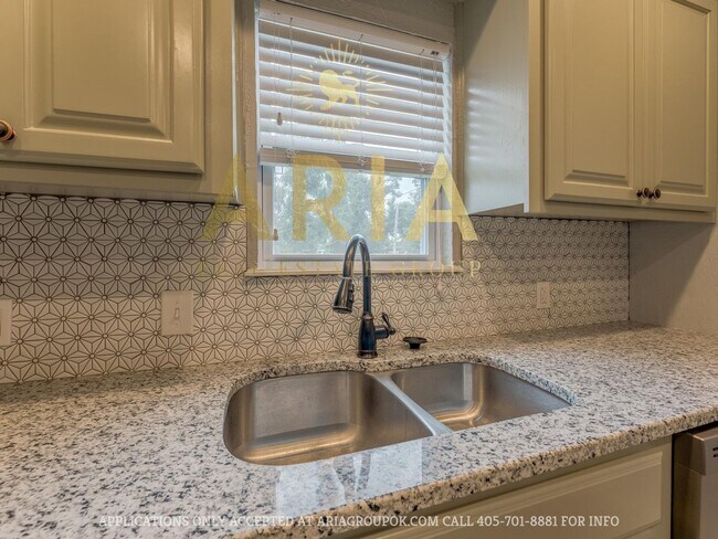 Building Photo - Updated & Adorable 2 Bed/1 Bath Space in t...