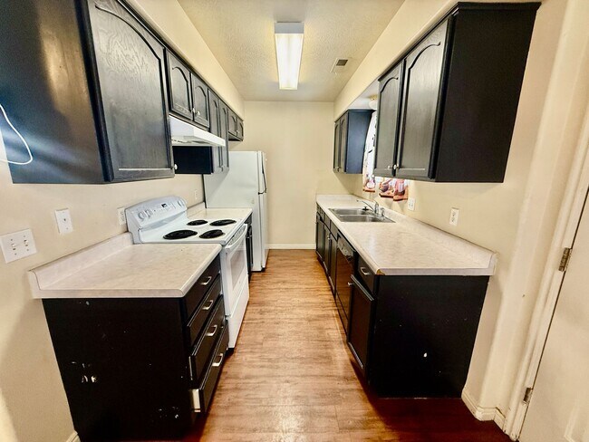 Building Photo - Cute 3-BR Townhome Near Costco