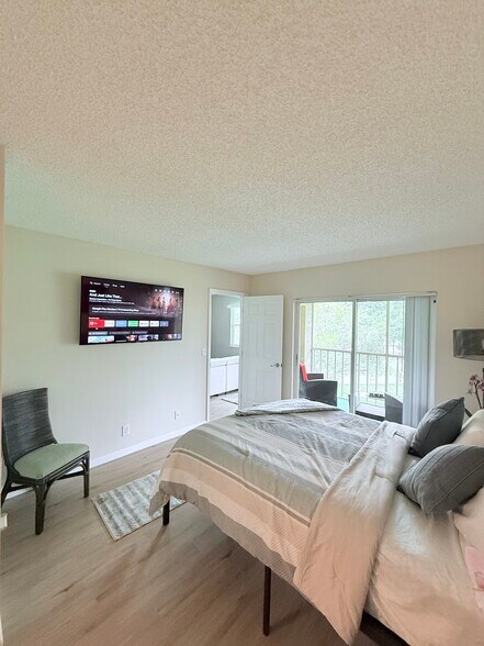 Building Photo - 1566 SE Royal Green Cir