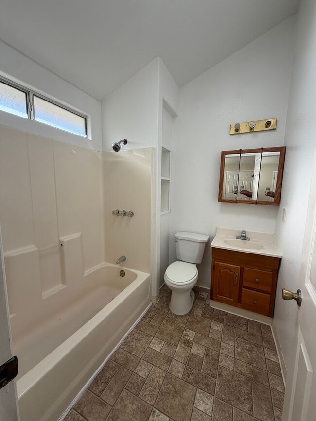 Building Photo - Spacious single family home in McFarland- Schedule your tour now!