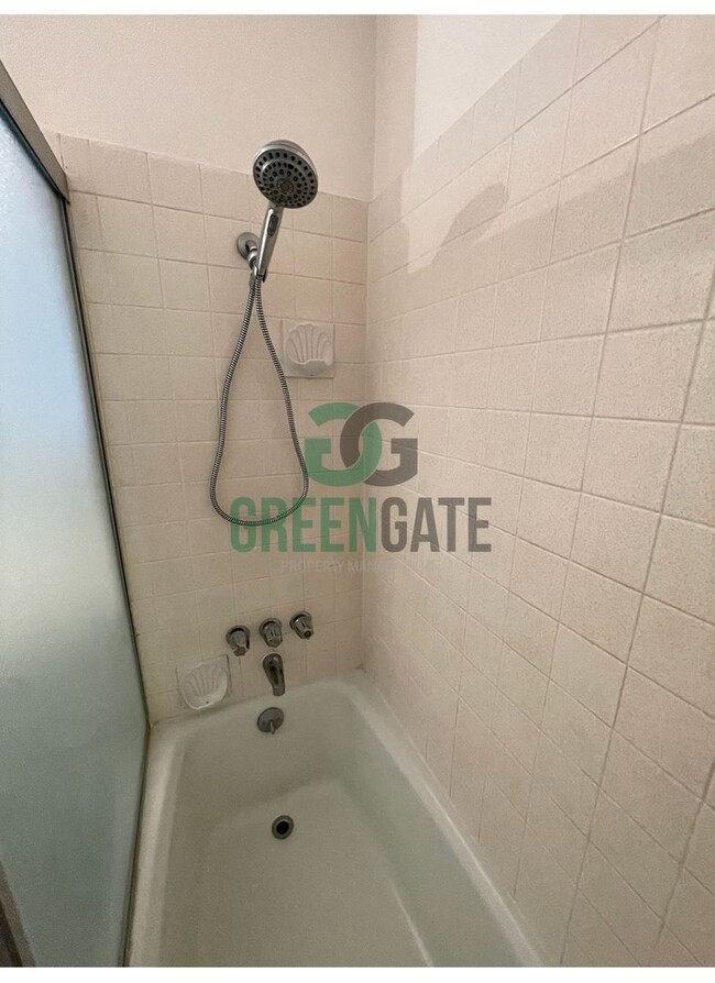 Building Photo - Spacious 4Bedroom 2Bath AVAILABLE NOW in Modesto!!