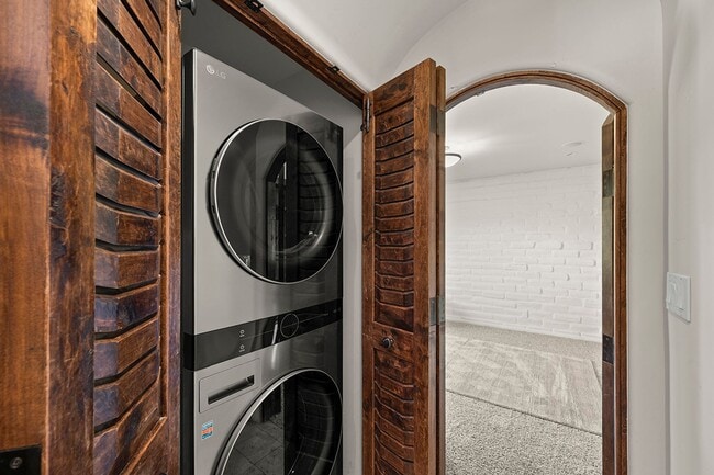 Building Photo - This Beautiful Hacienda Style Home combine...