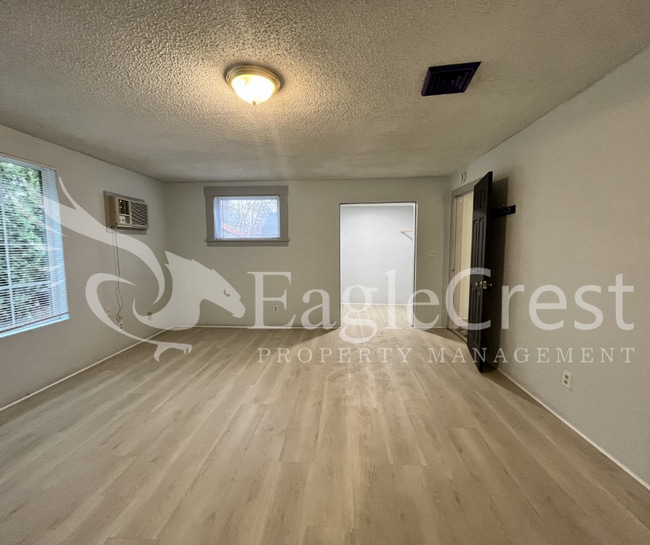 Building Photo - Comfortable 5 Bedroom Home with Modern Touches, Large Bedrooms & Front Porch