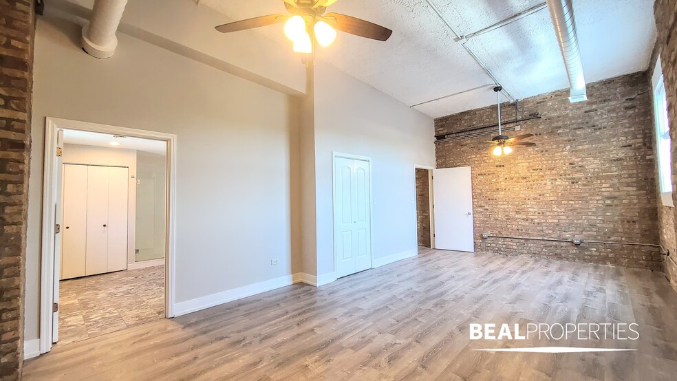 Building Photo - 2320 N Damen Ave