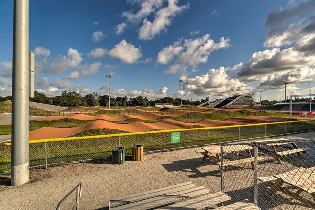 Building Photo - 1555 N Tuttle Ave