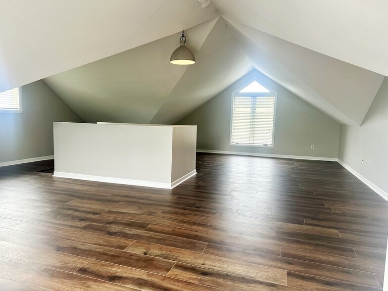 Building Photo - 720 Main St