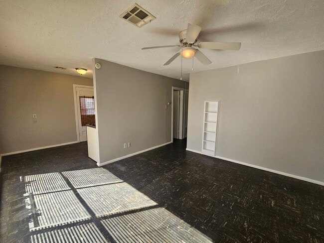 Building Photo - (2) Bed/(1) Bath Duplex! Great Campus Location! 6-Month or Month-to-Month Lease options!