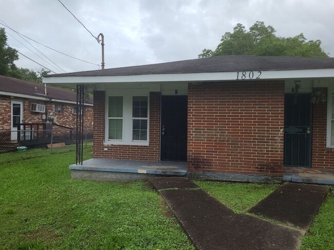 Building Photo - 2 Bedroom 1 Bathroom! Recently Remodeled! ...