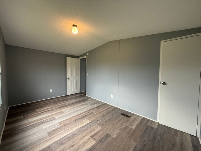 Building Photo - 3 Bedroom 2 Bathroom Mobile Home Located in Greeneville, TN