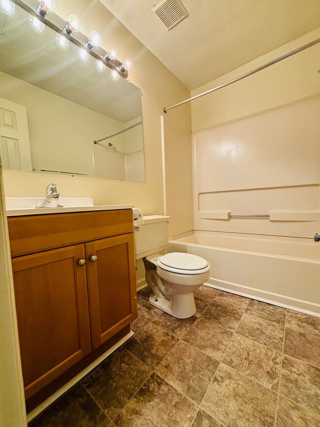Building Photo - 3 Bedroom 2 Bath Condo