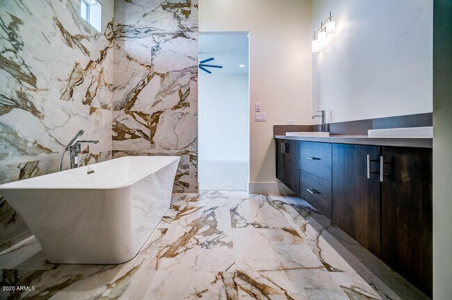 Building Photo - 301 E Jomax Rd