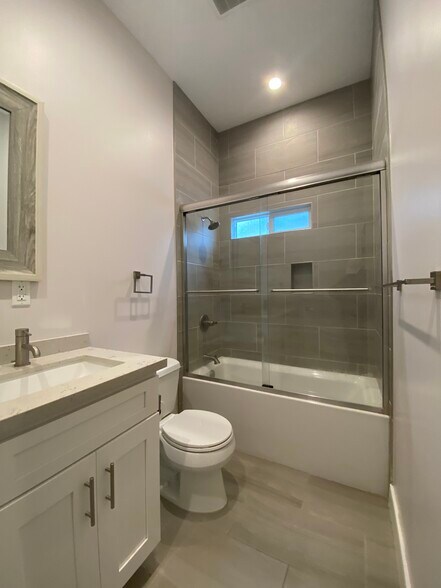 Building Photo - 3955 S Budlong Ave