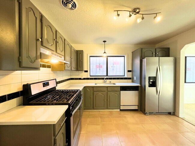 Building Photo - Spacious 3 Bedroom 2 Bathroom Home In The NE!