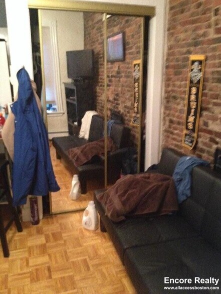 Building Photo - 40 Anderson St