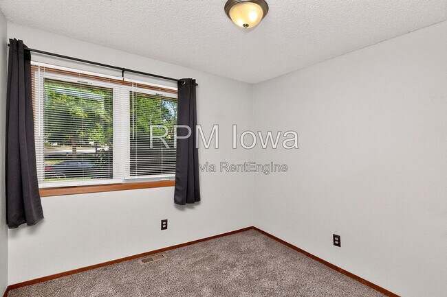 Building Photo - 1614 NW Applewood St