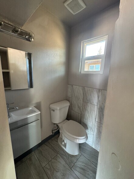 Building Photo - 309 W 44th St