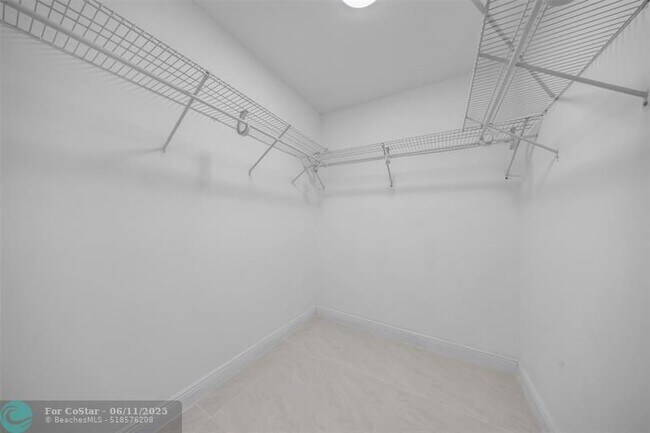 Building Photo - 2300 S Cypress Bend Dr