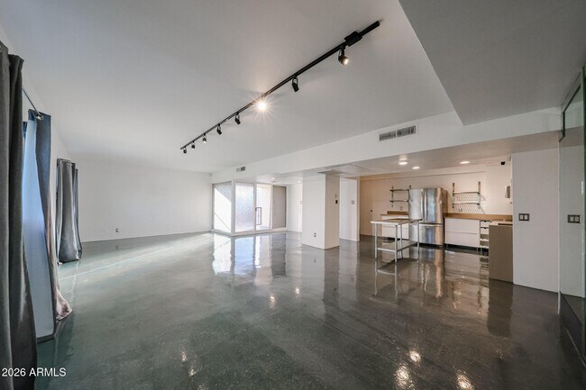 Building Photo - 353 E Thomas Rd