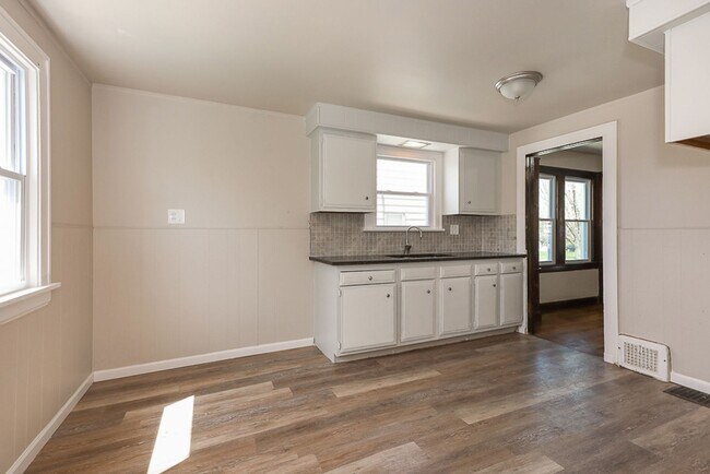 Building Photo - 3Bedroom 1 bath Single Family Home