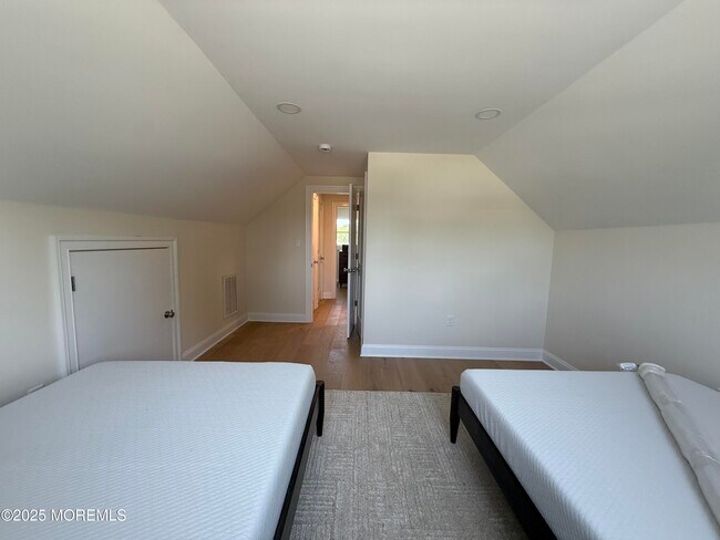Building Photo - 977 Woodgate Ave