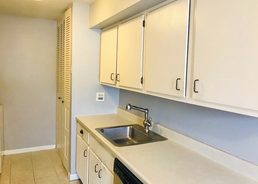 Kitchen - 1661 Cornell Dr