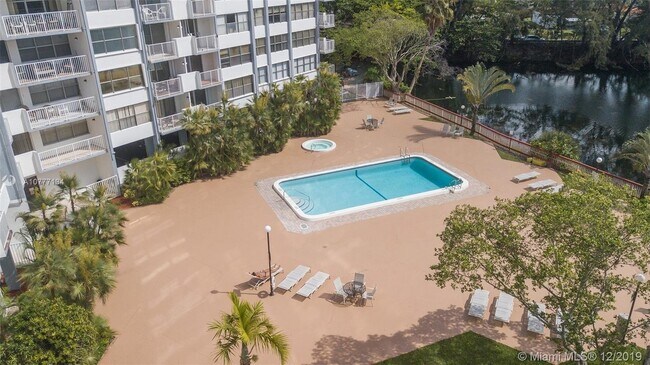 Building Photo - 1005E