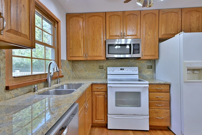 Building Photo - 714 N Lakeside Dr