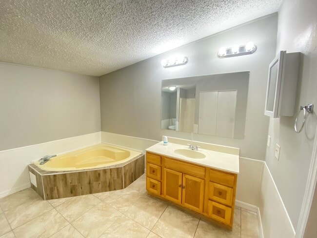 Building Photo - 1770 Holliday Dr