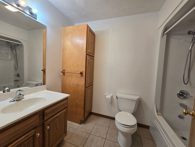 Building Photo - Large 3 Bedroom Townhouse in Burrell Schoo...