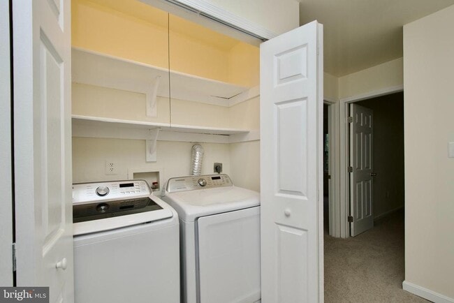 Building Photo - 7810 Lake Pleasant Dr