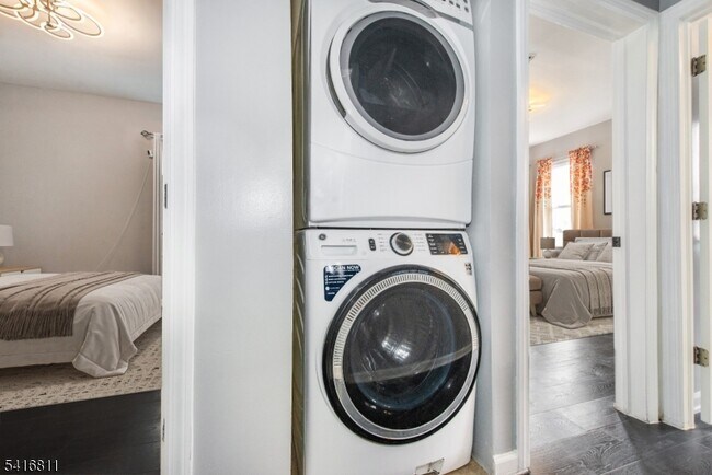 Building Photo - 59 Ellington St