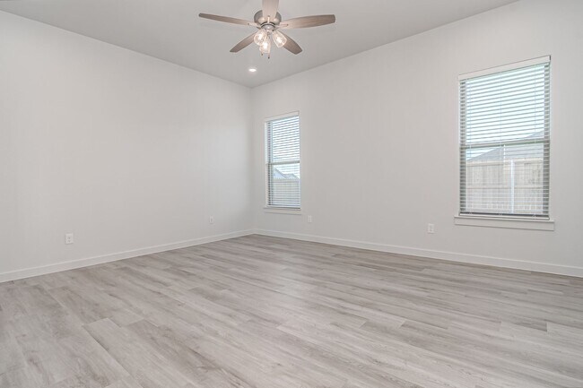 Building Photo - 2060 Acacia Ln