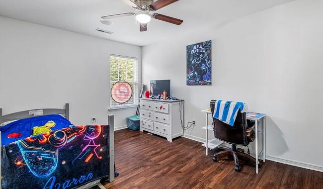 Building Photo - 4 Bedroom 3 Bath Pet Friendly Rental!