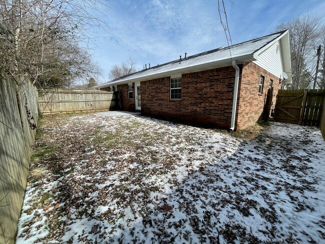 Building Photo - 289 N C St