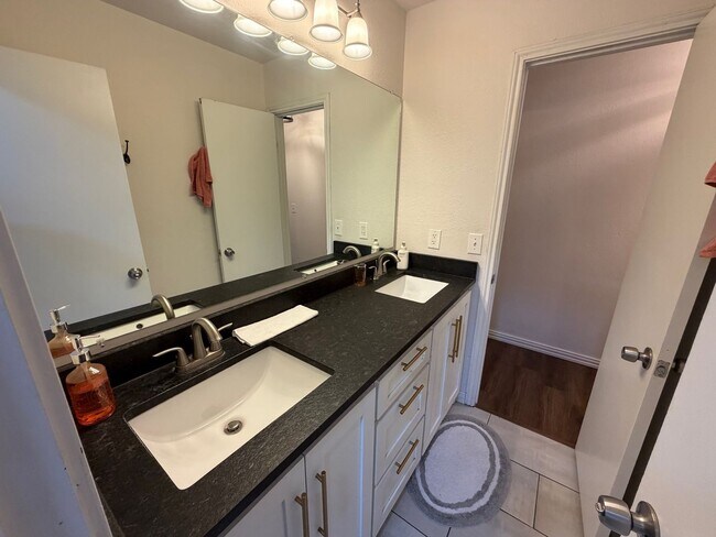 Building Photo - 6008 Yale St